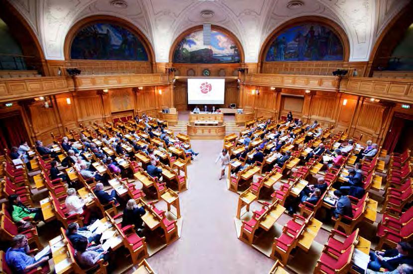 12 Så fungerar riksdagen Partiarbete i riksdagen och utanför Riksdagsledamöter som tillhör samma parti bildar en partigrupp och har sitt kansli i riksdagen.