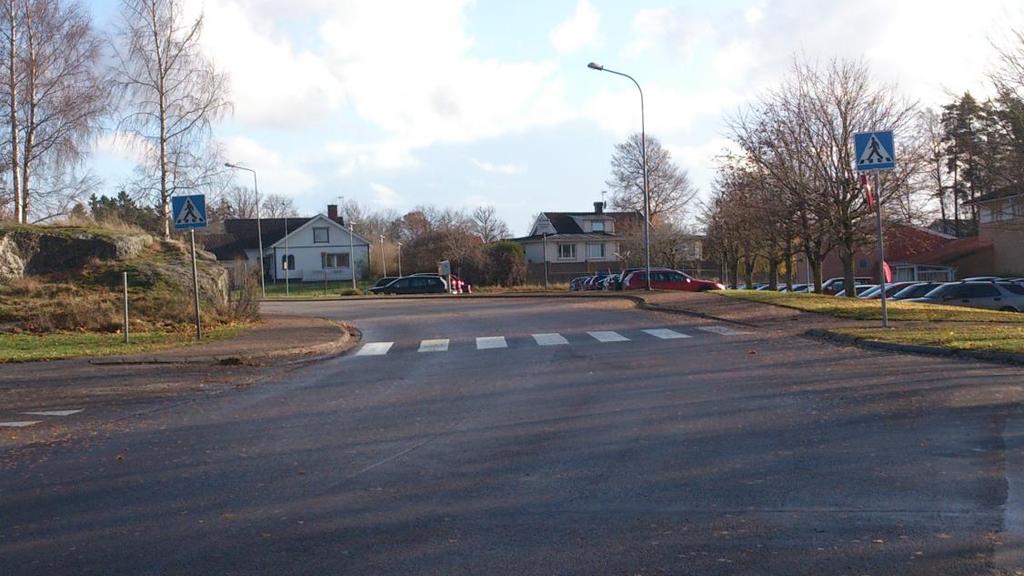 på högra sidan i körriktningen Jon Jespers väg är finns på vissa dela ingen promenad och cykelväg alls.