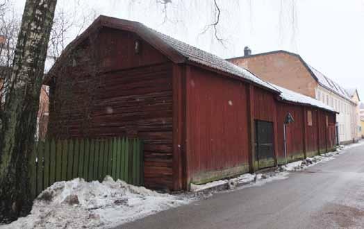Kv. Falken 2 och 3: Miljö Husen är 2-2,5 våningar. Kv. Falken 2 är slutet på tre sidor, kv. Falken 3 är helt slutet. Hus Användning: Bostäder/butiker, hotell. Ålder: 1870, respektive 1754-1913.