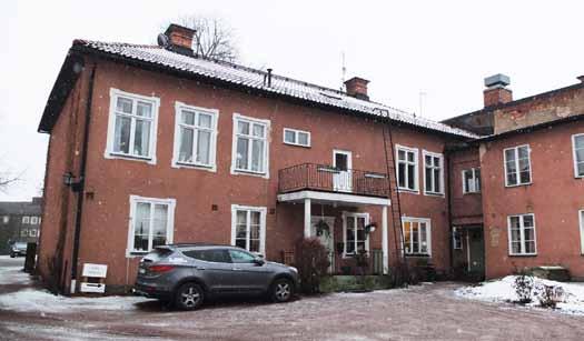 Fasadkulörer: Rosa, brutet vitt, respektive grått, mot gården även gult och ljusbrunt. Tak: Valmat sadeltak, brutet valmat tak, pulpettak.