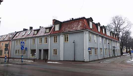 Detaljer Fönster: En mängd olika fönsterutföranden förekommer; mot gatan enbart mittpost, mittpost och tvärpost, spröjsade tvåluftsfönster med tre rutor i varje båge, skyltfönster, samt utbytta