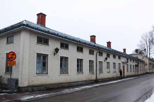KVARTERET TJÄDERN Detaljer Fönster: Spröjsade två luftsfönster med tre rutor i varje båge. Vindsfönstren är spröjsade två luftsfönster med två rutor i varje båge. Fönstren är grågröna och utåtgående.