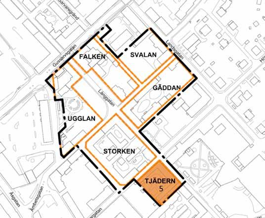 Entrén från Kyrkogatan markeras av en fronton och pilastrar. Huvudbyggnaden längs Kyrkogatan har först lerklinats och sedan spritputsats. Portar: och entrédörrar är ockragula fyllningsdörrar.
