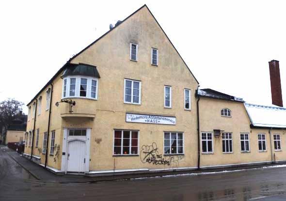 KVARTERET SVALAN Hus, kv Svalan 2 och 3 Användning: Bostadshus, teater och Hedemora Assistansservice. Ålder: 1829, respektive 1915-17. Stomme: Timmer, tegel, regelverk.