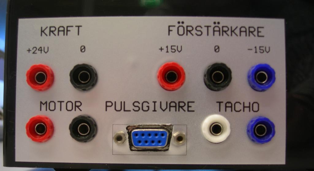 ingångar för positionsreferens och varvtalsreferens. Varje ingång är försedd med potentiometer. Var och en av OP-förstärkarna kan förbikopplas via omkopplare.