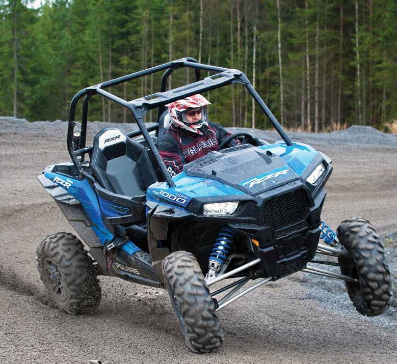 rzr XP1K Förtjänar en avlyst bana! med fyrhjulsspinn genom kurvorna trots att man redan håller en hög fart, vilket vi får tacka motorn för.