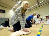 Med ett enkelt träningsprogram, avklarat på en kvart, minskar risken för allvarliga skador med 64 procent!