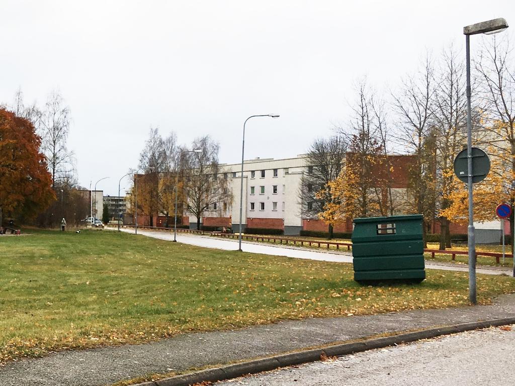 Eskilstuna kommun 9 (23) Flerbostadshus väster om område 1.