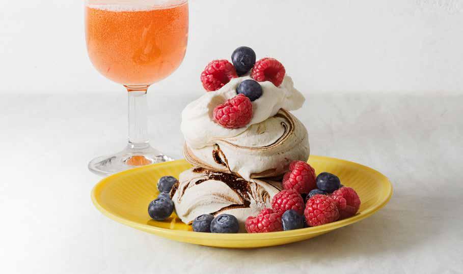 Rödbetskaka med frosting och jordgubbar