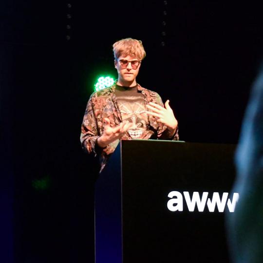 - GEOFFREY LILLEMON, CREATIVE DIRECTOR PÅ DEPARTMENT OF NEW REALITIES, W+K AMSTERDAM SPEKULATIONER Dag två inleddes med perspektiv på nya verkligheter tillsammans med Geoffrey Lillemon som är
