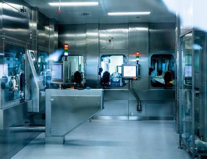 erksamheten i lokalerna är febril. Utrustningen rengörs minutiöst, processoperatörerna lär sig maskinerna och man för bereder testkörning med buljong.