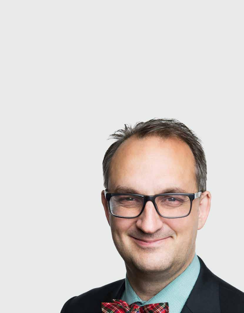 I förordet berättar han lyriskt om sitt livs bästa måltid, inmundigad på Ängavallens Industrimatens glassiga förpackningar skönmålar verkligheten.