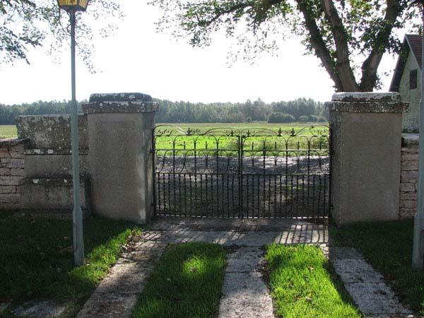 Kyrkogården är uppdelad i tre kvarter, där kvarter A ligger öster om kyrkan och kvarter B och C ligger söder och