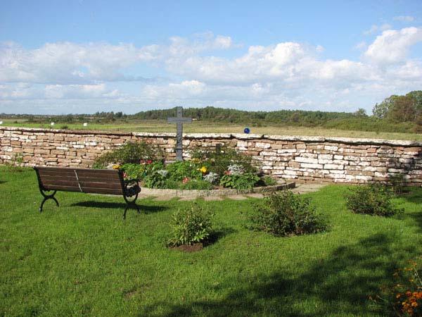 Minneslunden finns mitt på den norra långsidan av kyrkogården och invigdes 2001. Den utgörs av en halvcirkelrund plattläggning av kalksten med plantering.