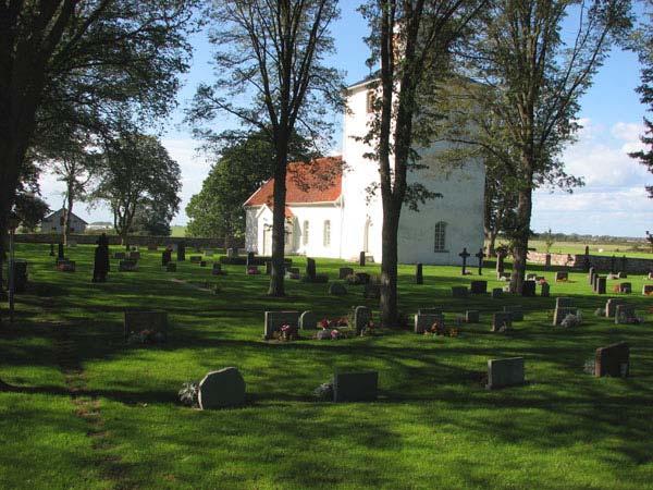 Den högra kyrkogårdens äldsta vård rest över Maria Christina Albid år 1840 (KI Ås kyrkog 027) Vackra genombrutna gjutjärnskors från 1800-talet (KI Ås kyrkog 019)