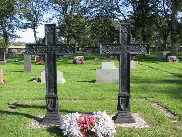 Den äldsta vården är från år 1840 och är ett  Det finns ytterligare 12 stycken vårdar på kyrkogården från 1800-talet.