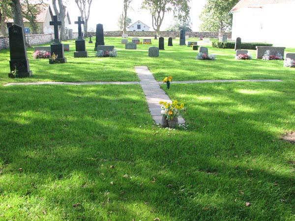 kv B (KI Ås kyrkog 065) Kulturhistorisk bedömning På kyrkogården finns en blandning av gravvårdar från mitten av 1800-talet och framåt.