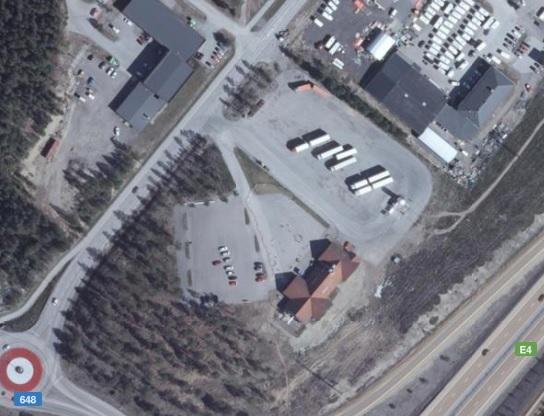 Marken ägs av Timrå kommun men upplåts via tomträtt till ett privat bolag. På platsen finns en byggnad som tidigare var ett värdshus men där skol- och kontorsverksamhet bedrivs idag.