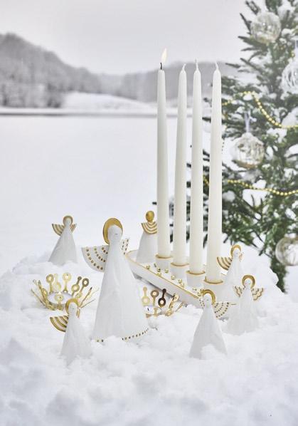 46 Julfirandet börjar med att tända ett ljus första helgen i Advent. Sedan skall ytterligare 3 ljus tändas, ett efter ett, allteftersom julens melodier hörs runt omkring oss.