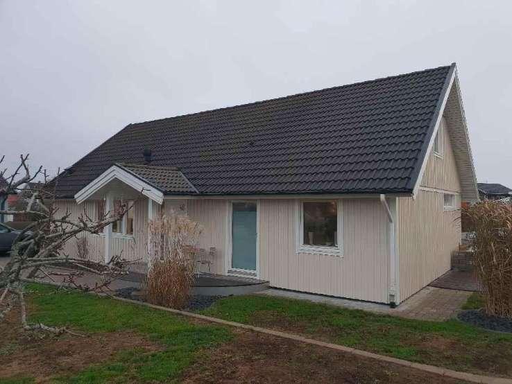Byggnadsbeskrivning Bostadsbyggnad Byggnadsår/ ombyggnadsår: 1985 / Hustyp/antal våningar: 1 ½-plans hus Taktyp, takbeläggning: Sadeltak med underlagstak av massonite, bärläkt och takpannor