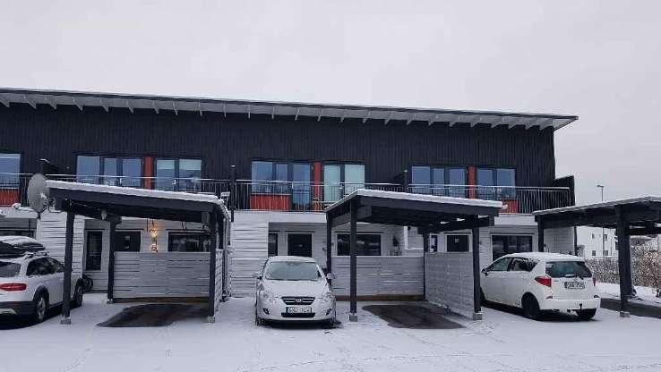 Byggnadsbeskrivning Bostadsbyggnad Byggnadsår/ ombyggnadsår: 2010 / Hustyp/antal våningar: 2-plans radhus Taktyp, takbeläggning: Papp Grundkonstruktion: Betongplatta på mark med underliggande