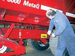 nslut hydraulslangarna. ) acka traktor och chassi mot vagnskorgen. ) Öppna kranarna för höjdreglering av axlarna på vagnen (fig 1). ) Sänk axlarna till bottenläge.