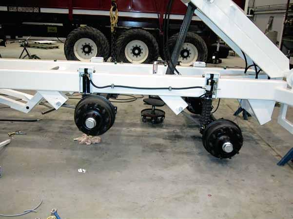 unktion av axelupphängning oggin vilar på st cylindrar. Kärlen är seriekopplade per sida. Hela vagnen kan regleras i höjd. Olja typ T (går bra med traktorns hydraulolja).