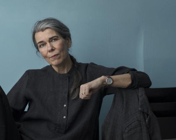 Fotograf/ copywright: Charlie Drevstam Cilla Naumann är kritikerprisad författare och journalist. 1995 fick hon Katapultpriset för årets bästa debut för sin roman Vattenhjärta.