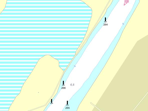 I älven sluttar btten mt farleden i öster, ned mt nivåer på ca +33 enligt sjökrt, se Figur 6.