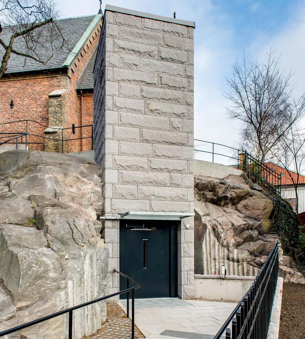granit som smälter in med klippan under kapellet.
