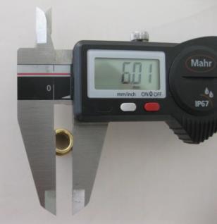 Diameter på hål borrat tvärs igenom 4,05 mm +/- 0,15 mm