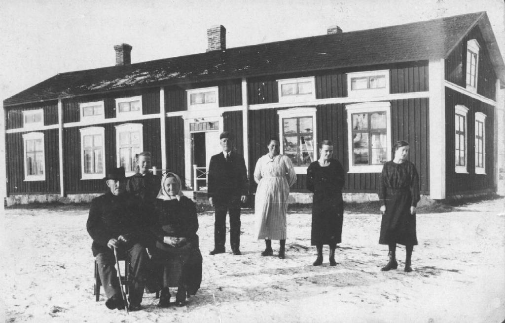 4 Mårsfolket Karl Gustavsson med hustrun Augusta, bakom står Signe Husberg. mannen är Algot Husberg med fruaugusta, samt döttrarna Emma och Ellen.