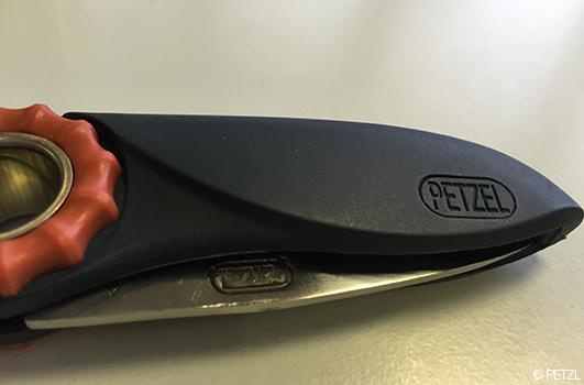 Varumärket PETZL är förfalskad med ett liknande namn: PETZEL, tillsammans med en reproduktion av PETZL förpackningar, design, färger, former, ritningar, rättsligt meddelande.