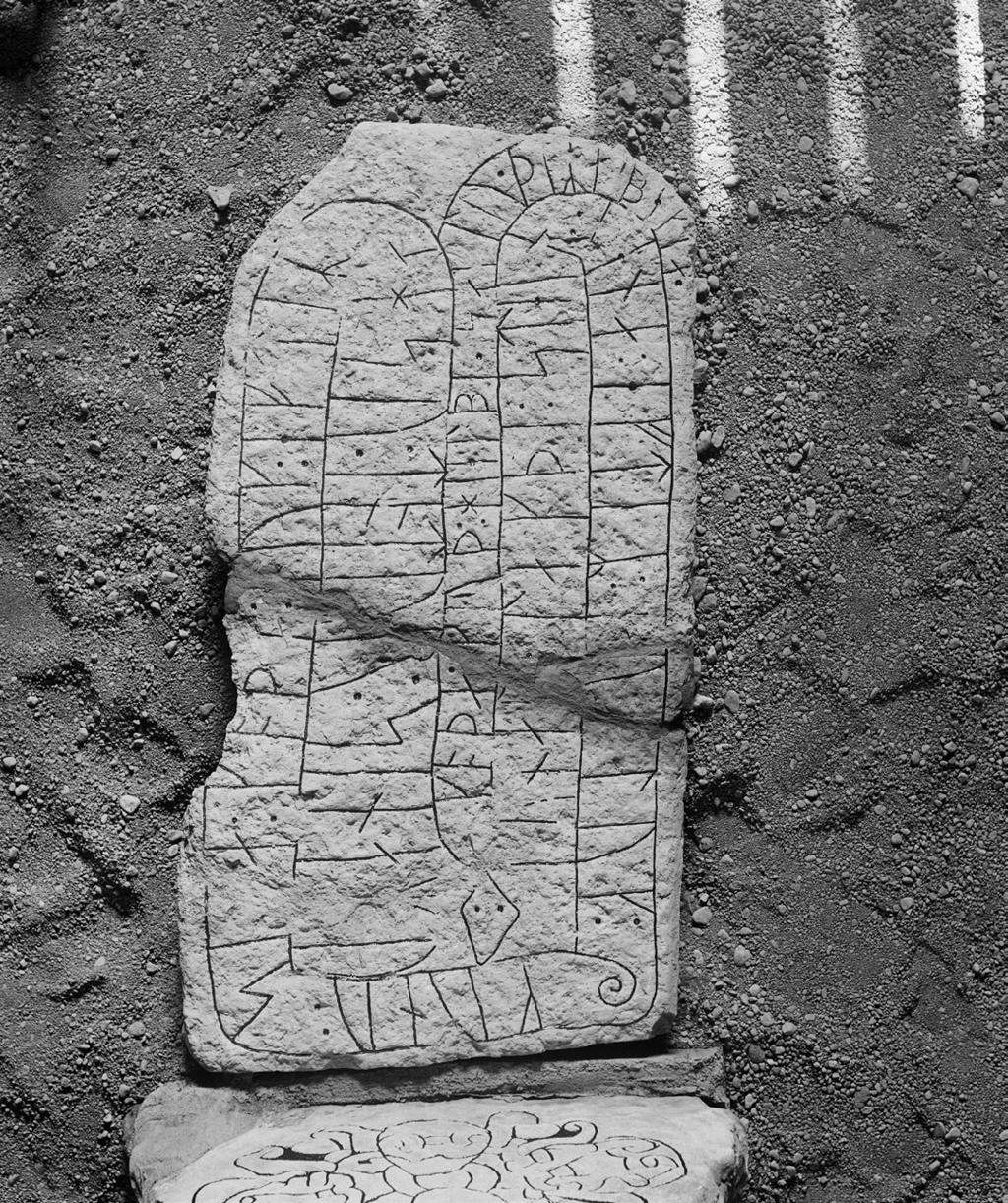 138 Short Notices Fig. 1. Stenen i stenmuseet vid S:ta Ingrids kloster efter Nordéns arrangemang av stenarna i museet. Foto: Arthur Nordén, 1946 (i ATA).
