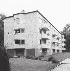 Bostadshusen byggdes 1944 45 och arkitekter för dessa var bl a G Ålander, E Holmdal och N Hanson. Kärralundskolan uppfördes 1949 enligt ritningar av R O Swensson och M L Mandelius.