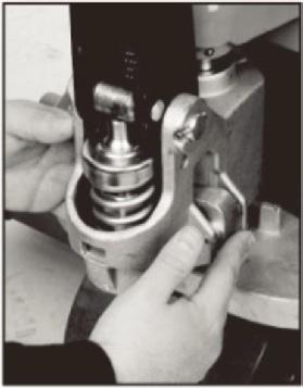 Pump håndtaget med fuld vandring for at fylde systemet og fjerne luft fra det. Pumpehåndtaget skal kontrolleres i laveste position, hvor kæden er udsat for størst tryk.