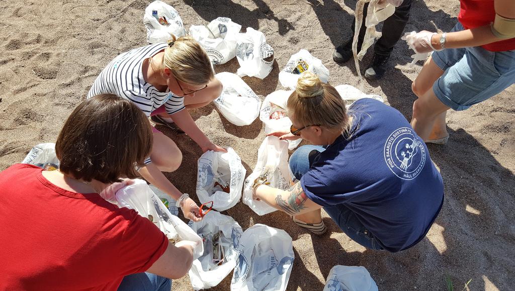 10 Rapport över strandskräp 2014 2016 Håll Skärgården Ren rf BILD 3 Sortering och räkning av skräp på Snygg beach-talkot sommaren 2016.