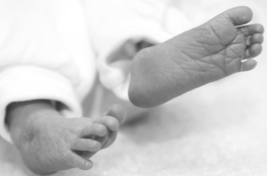 ATT BLI EN FAMILJ Innehåll Att bli en familj 3 Mamma 5 Barn 8 Amning och matning 13 Råd om kroppen 23 Vi hoppas att de råd och tips som följer ska ge svar på flera av era frågor när ni förbereder er