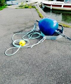 Ser fram emot en ny seglarsäsong med självslående fock! Kurt Sjöberg Och så lite bojteknik: Den nya Kryssarklubbsbojen vid Raggarön, fotograferad när den var på väg att läggas ut sommaren 2017.