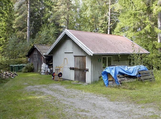 Kärror för transport av bagage till stugan finns i det provisoriska kärrskjulet vid parkeringen.