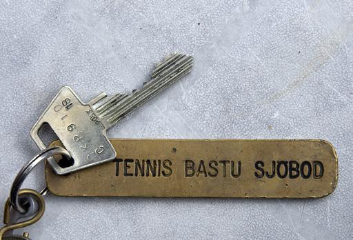 kärrskjulet, och vedbodarna. Nyckeln märkt Tennis Bastu Sjöbod går förstås till tennisbanan, bastun och sjöboden, men också till fårboden, cykelförrådet/ kärrskjulet och vedbodarna.