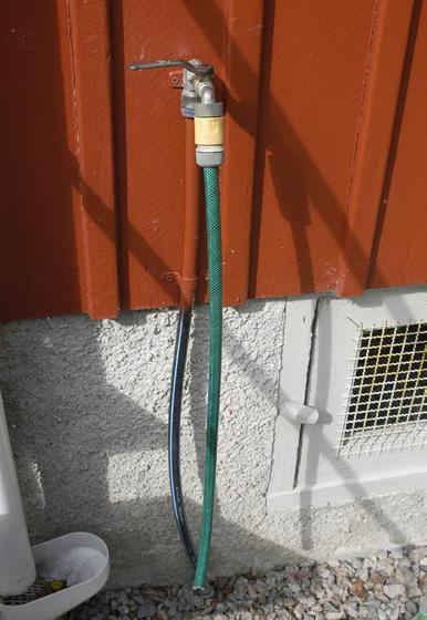 Eftersom vattnet är rikt på järn blir det ibland avlagringar i vattenhinkarna, men de går lätt att tvätta bort med en diskborste.