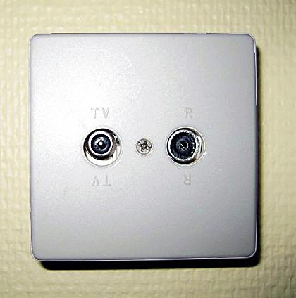 Radio och tv Vill du se på tv måste du ta med dig en tv med inbyggd digitalbox och antennsladd, eller en tv plus en separat digitalbox/mottagare samt anslutningssladd och antennsladd.