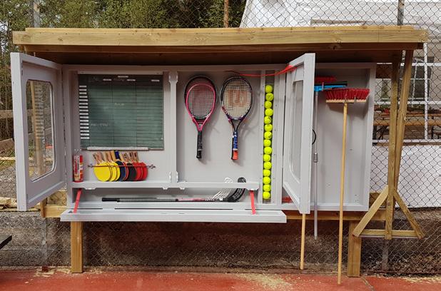 Tennis, innebandy, bordtennis och fotboll Termostat för inställning av önskad temperatur i bastun. Tennis bokas på tavlan inne i det nya förvaringsskåpet på tennisbanan.