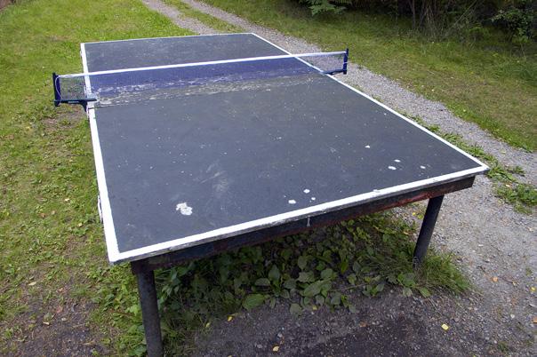 Här finns också två små mål och klubbor för att spela innebandy. Boka bara tennisbanan och lira! Det bör finnas bollar, men de kan ha varierande kvalitet.