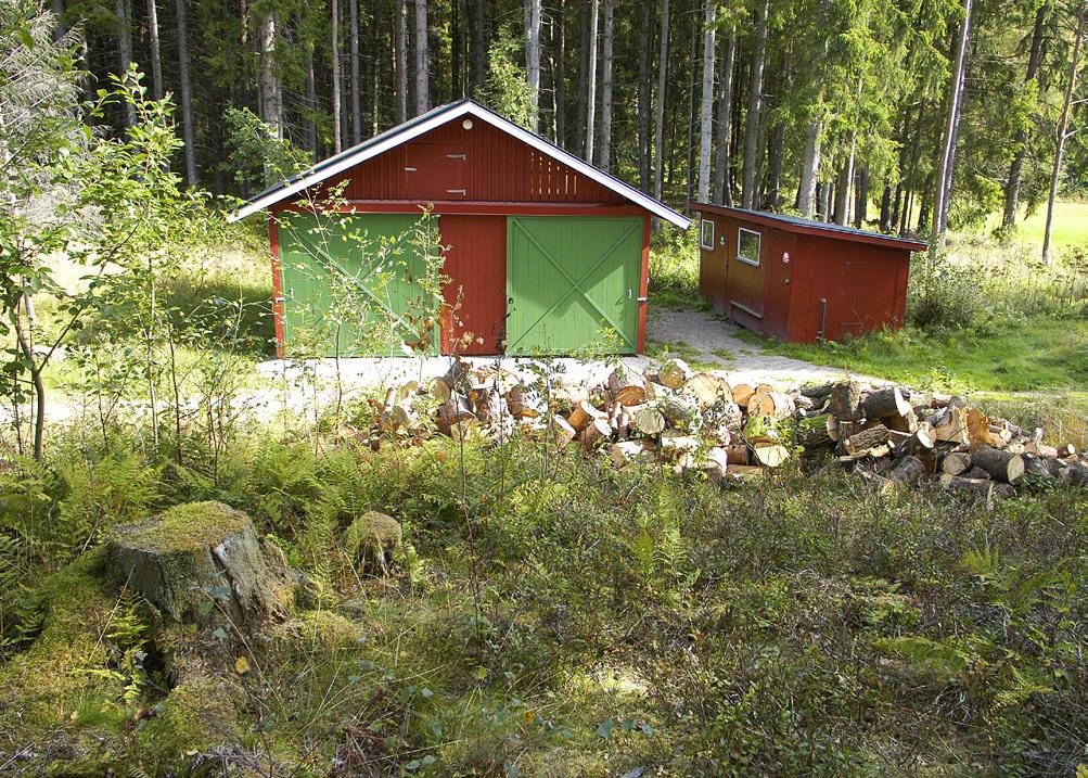 Boule och fritidsspel Vid fotbollsplanen finns en boulebana och i fårboden bredvid vedboden finns klot att låna.