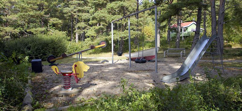 Sjöboden ligger till höger om betongpiren (sett från land) som leder till Kattholmen.