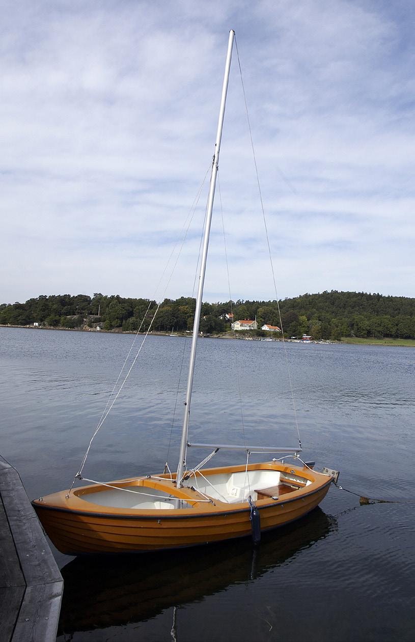 Det finns även en balansgunga, en rutschkana och lite leksaker i en box.