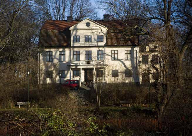 HUVUDBYGGNADEN PÅ ENSKEDE GÅRD. T.H. SYNS TILLBYGGNADEN FRÅN 1873. FOTO J. MALMBERG. Gården Enskede har en lång och händelserik historia. Namnet förekommer redan på medeltiden.