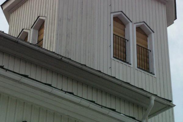 Den vägg där kyrkans huvudingång är placerad kallas således den norra väggen. Den södra väggen vetter mot kyrkans långhus. Bild 1.